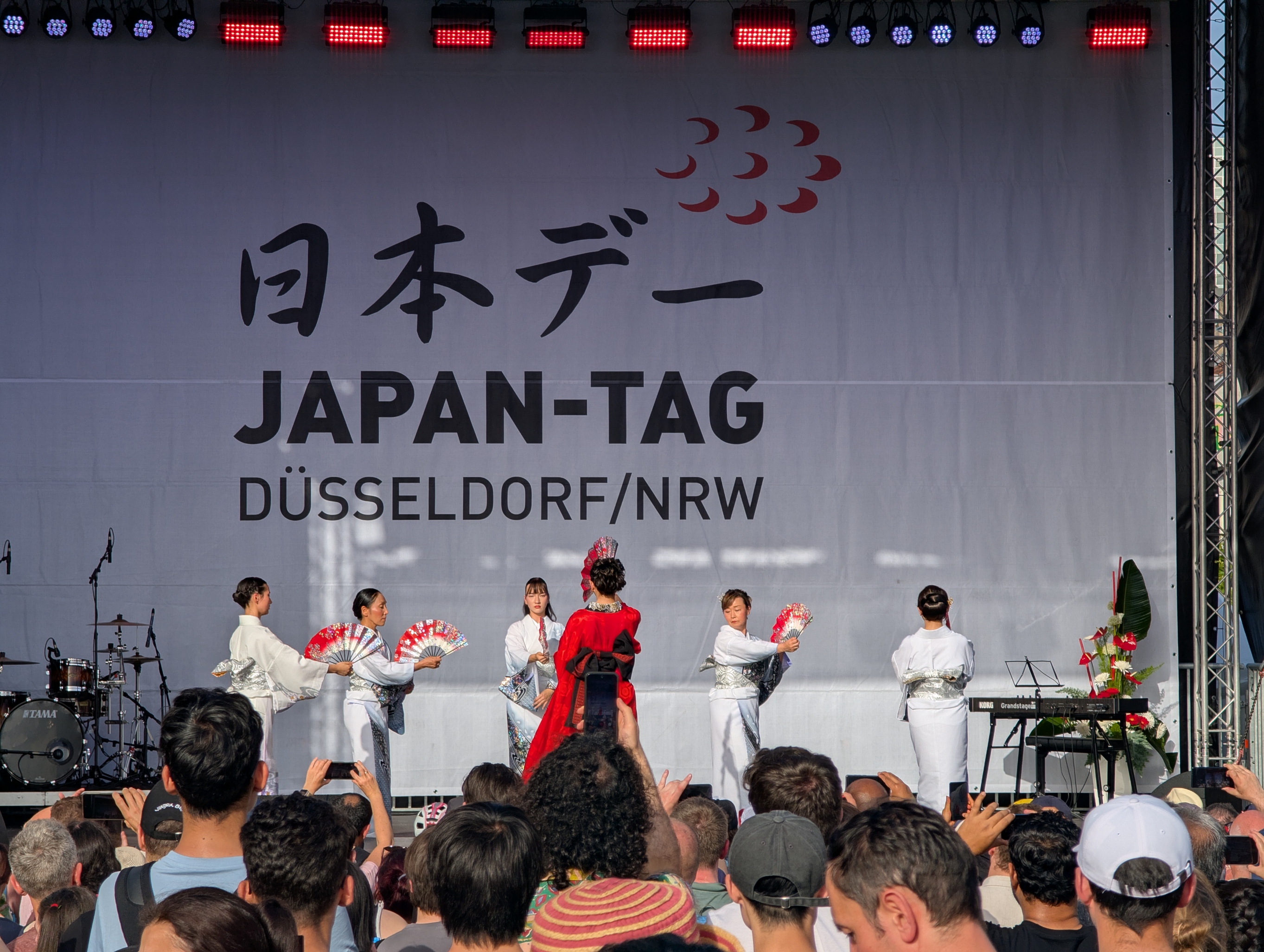 Japantag Düsseldorf/NRW 2026 -lavan perinteinen viuhkatanssi