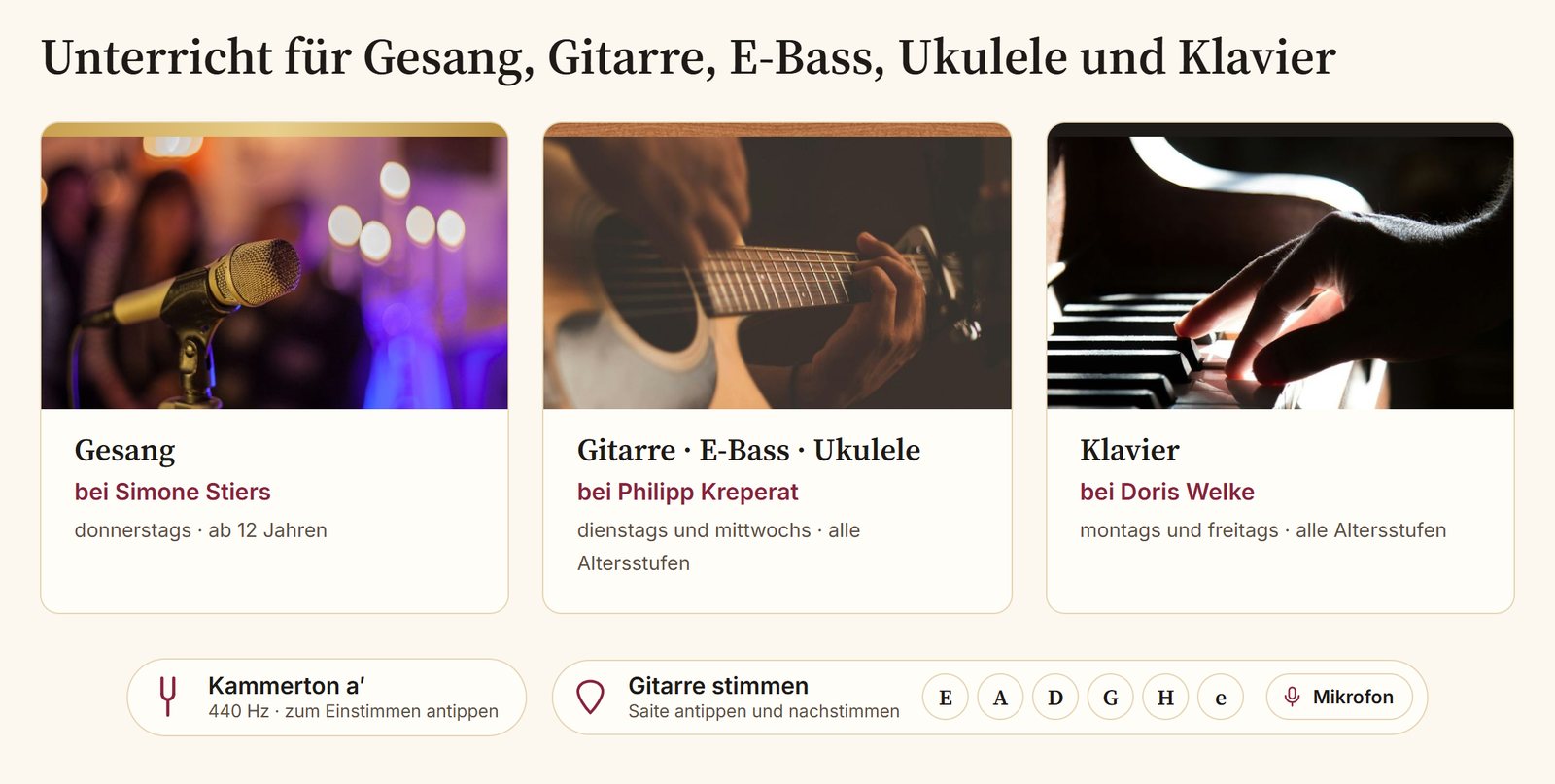 Ausschnitt der Seite: drei Karten für Gesang bei Simone Stiers, Gitarre, E-Bass und Ukulele bei Philipp Kreperat sowie Klavier bei Doris Welke, jeweils mit Tagen und Altersstufen. Darunter zwei Leisten: „Kammerton a′ – 440 Hz, zum Einstimmen antippen“ und „Gitarre stimmen“ mit Knöpfen für die Saiten E, A, D, G, H, e und einem Knopf „Mikrofon“.