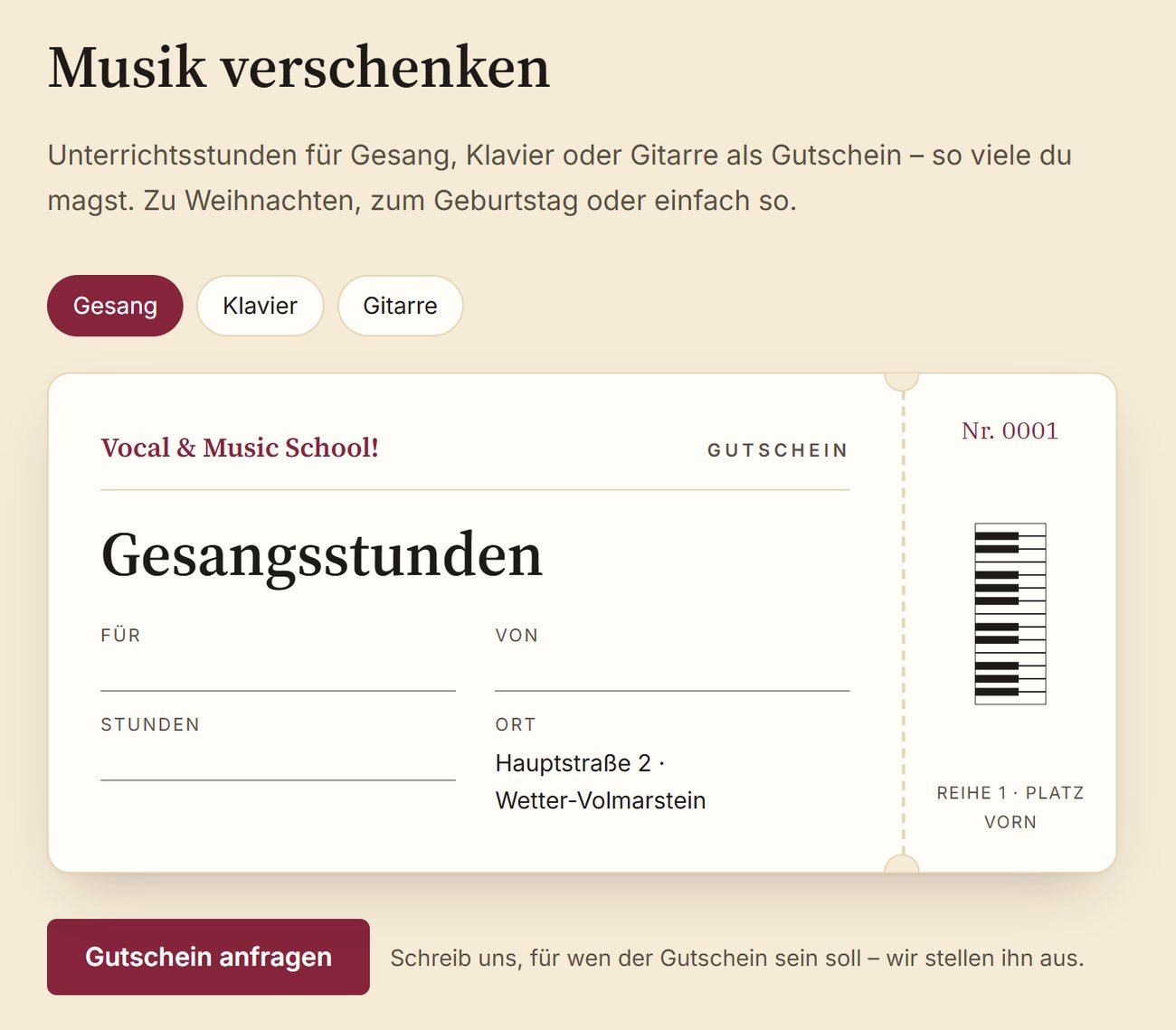 Der Abschnitt „Musik verschenken“: Auswahlknöpfe für Gesang, Klavier und Gitarre, darunter ein Gutschein im Stil einer Konzertkarte mit dem Titel „Gesangsstunden“, Linien für Empfänger, Schenkende und Stundenzahl, dem Ort und einem Abriss mit Nummer, Klaviertasten und „Reihe 1 · Platz vorn“. Ganz unten der Knopf „Gutschein anfragen“.