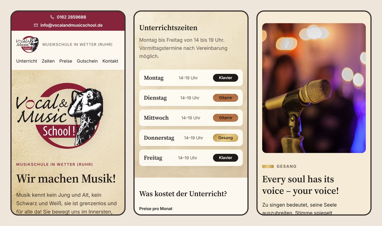 Drei Handyansichten der Seite: der Kopf mit Telefonnummer und Mailadresse auf Weinrot, darunter Logo und „Wir machen Musik!“ auf der goldenen Wand; der Wochenplan von Montag bis Freitag mit je einem Fach-Etikett in Schwarz für Klavier, Holz für Gitarre und Gold für Gesang; der Abschnitt Gesang mit einem Mikrofonfoto.
