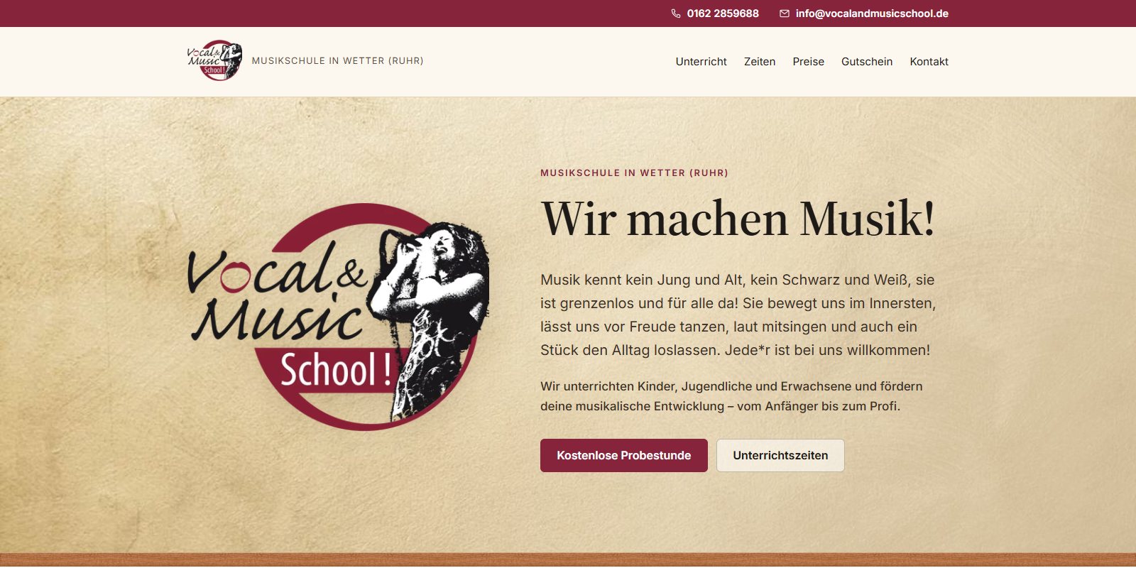 Startseite von vocalandmusicschool.de: oben eine weinrote Leiste mit Telefonnummer und Mailadresse, darunter auf einer goldenen Spachtelwand das Logo der Vocal & Music School! und die Überschrift „Wir machen Musik!“ mit den Knöpfen „Kostenlose Probestunde“ und „Unterrichtszeiten“. Den unteren Rand bildet eine Holzleiste.